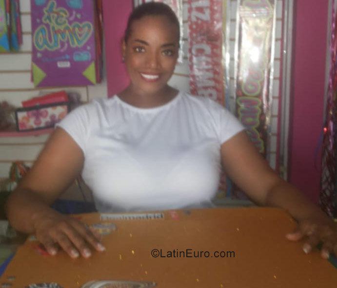 Date this beautiful Colombia girl Chocolate from Cali CO23756