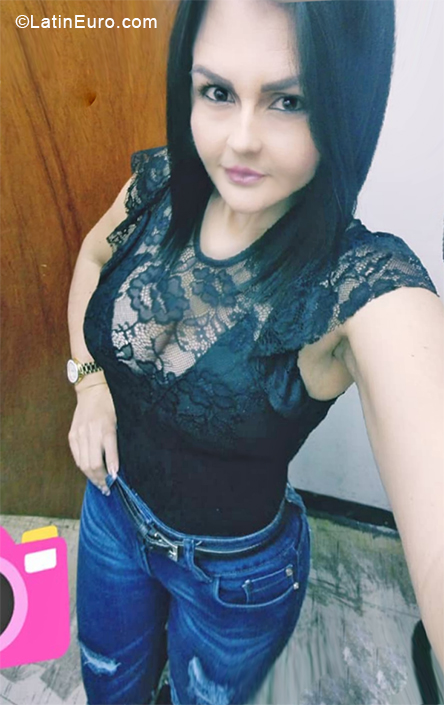 Date this attractive Venezuela girl Nubia from Caracas VE1823