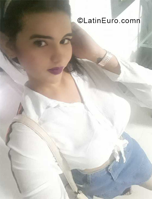 Date this happy Colombia girl Daniela from Barranquilla CO25159