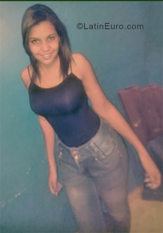 Date this attractive Venezuela girl Ariana from Maraciabo VE1947