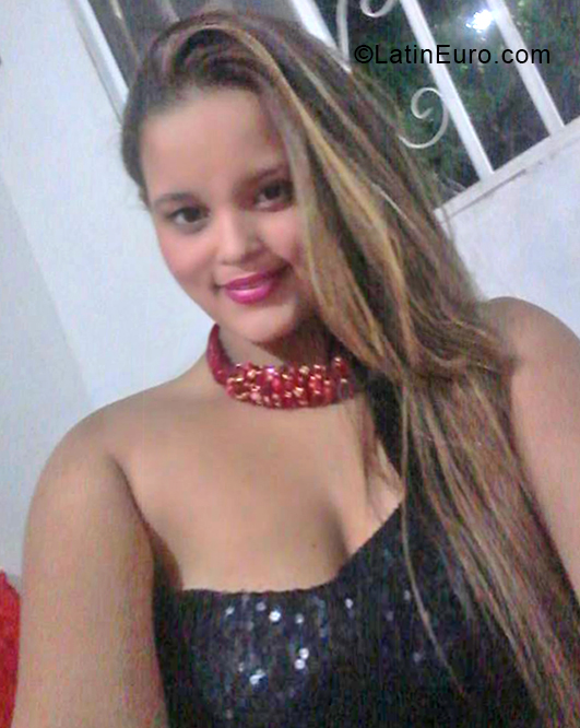 Date this happy Colombia girl Carolina from Barranquilla CO24320