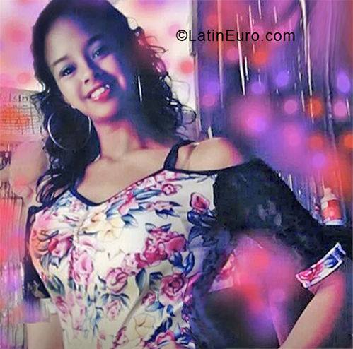 Date this foxy Ecuador girl Estelia from Santo Domingo de los Colorados EC284