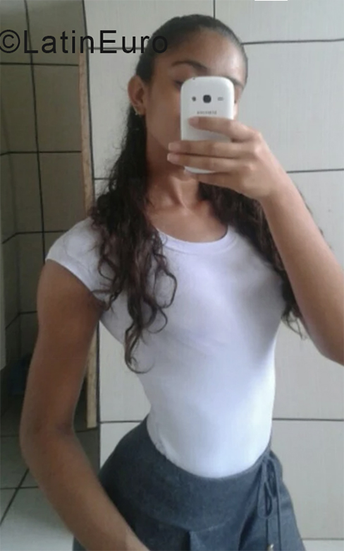 Date this lovely Brazil girl Adrielly from Urucui BR10670