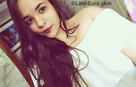 Date this nice looking Brazil girl Laura from Varginha BR10690