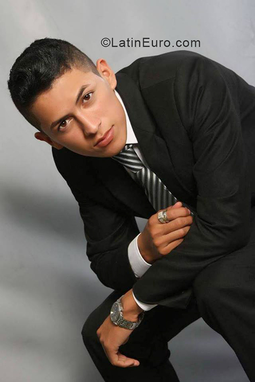 Date this stunning Dominican Republic man Derby from Santo Domingo DO33361