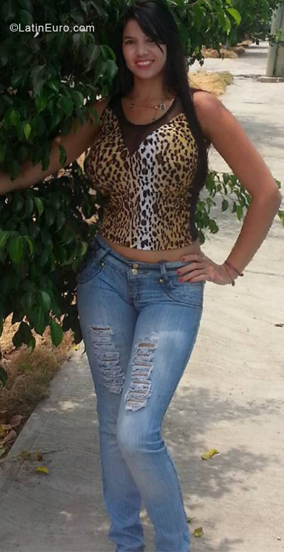 Date this foxy Venezuela girl Yenny from Guarenas VE2002
