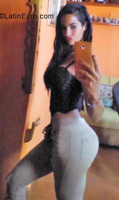 Date this cute Cuba girl Adianne from Havana CU434
