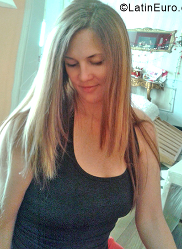 Date this charming Argentina girl Flor from Rosario AR170