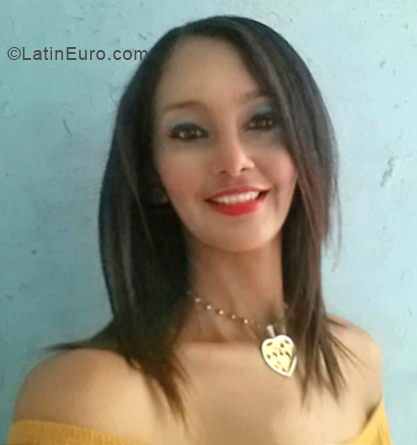 Date this tall Venezuela girl Dayana from Maracaibo VE2020