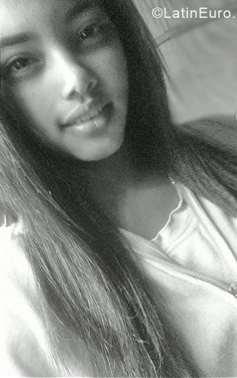 Date this georgeous Venezuela girl Darlyn from Valencia VE2034