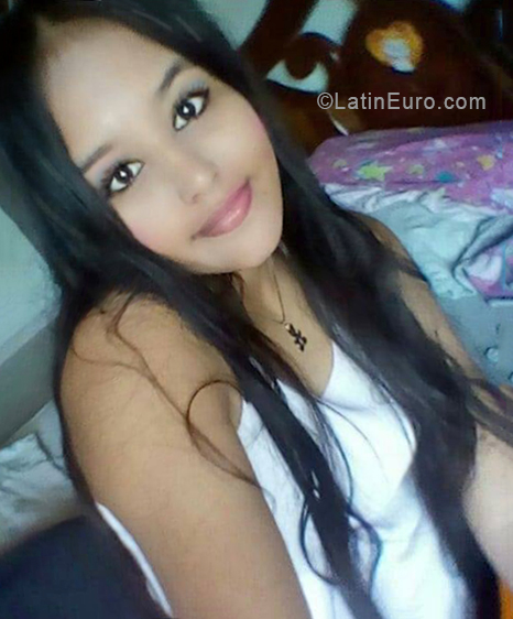 Date this hot Venezuela girl Aria from caracas VE2035