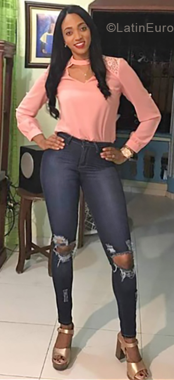 Date this nice looking Dominican Republic girl Nieves from Santo Domingo DO40748