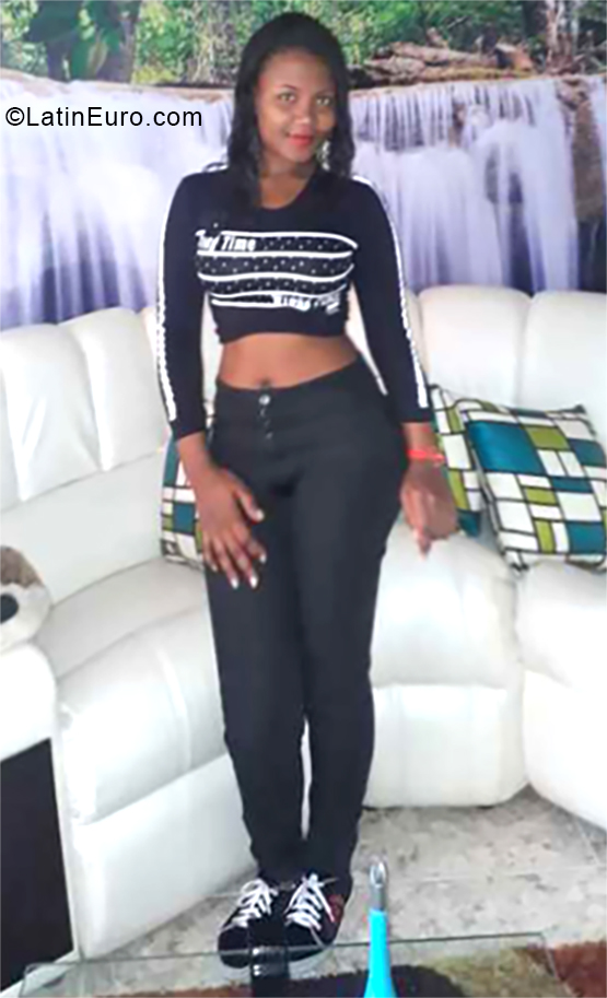 Date this sultry Colombia girl Yeni Ximena from Cali CO24683