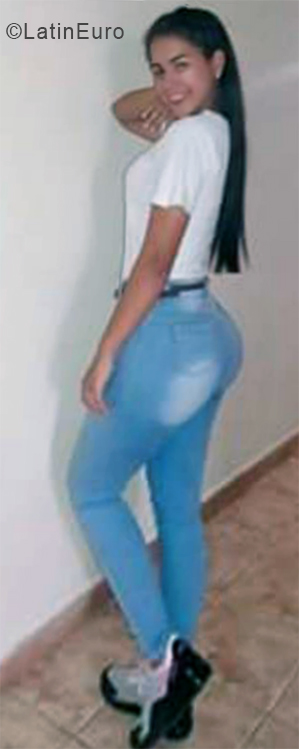 Date this gorgeous Venezuela girl Melanni Gil from Caracas VE2143