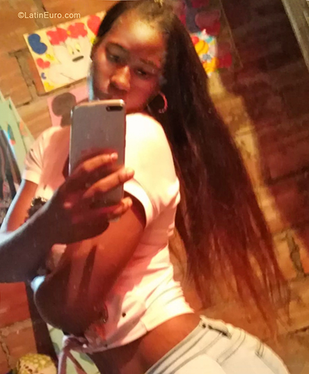 Date this sultry Colombia girl Angie from Buenaventura CO24905