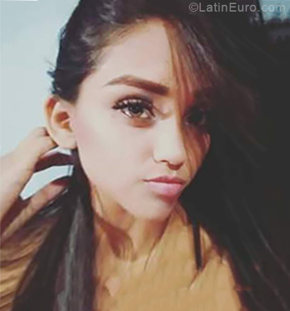 Date this foxy Venezuela girl Nahomi from Cumana VE2255