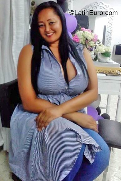 Date this voluptuous Colombia girl Margarita from Cali CO25374