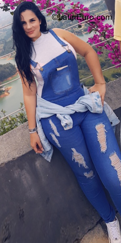 Date this pretty Colombia girl Criss from Medellin CO25392