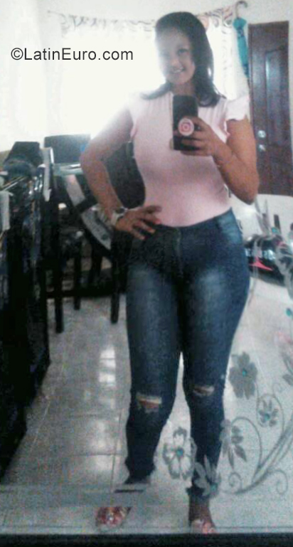 Date this hot Colombia girl Yesenia from Barranquilla CO25439