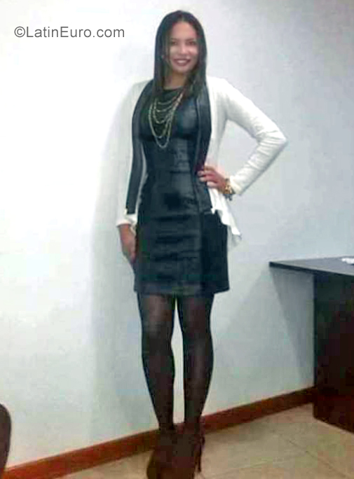 Date this happy Colombia girl Yira from Bogota CO25478