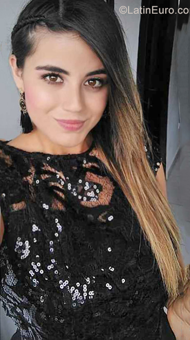 Date this stunning Colombia girl Laura from Medellín CO25498