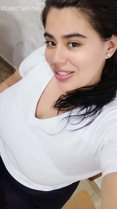 Date this exotic Colombia girl Deisy from Bogota CO25587
