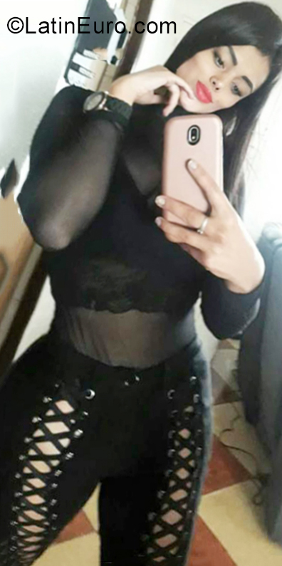 Date this good-looking Colombia girl Kim from Bogota CO25616