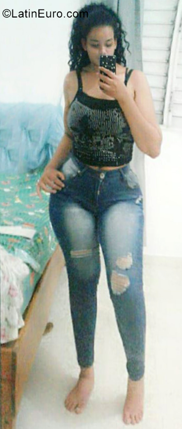 Date this athletic Dominican Republic girl Yissell from Bonao DO35287