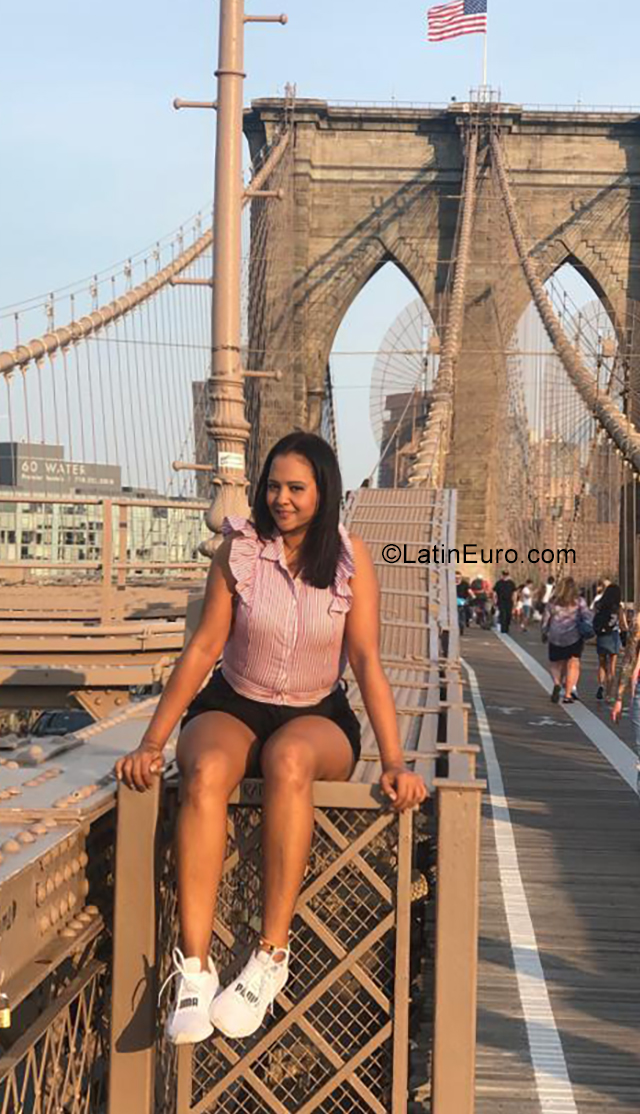 Date this beautiful Colombia girl Dayana from Bogota CO25664