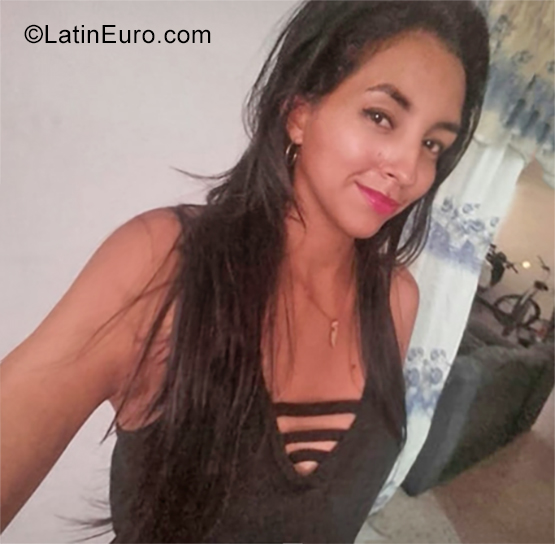 Date this happy Colombia girl Andrea from Cali CO25674