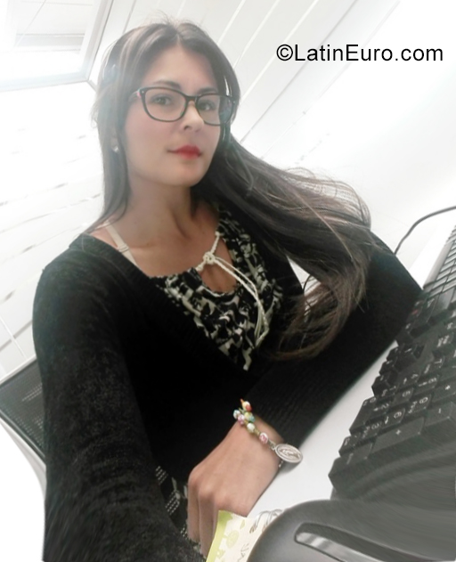 Date this pretty Colombia girl Samanta from b CO25700