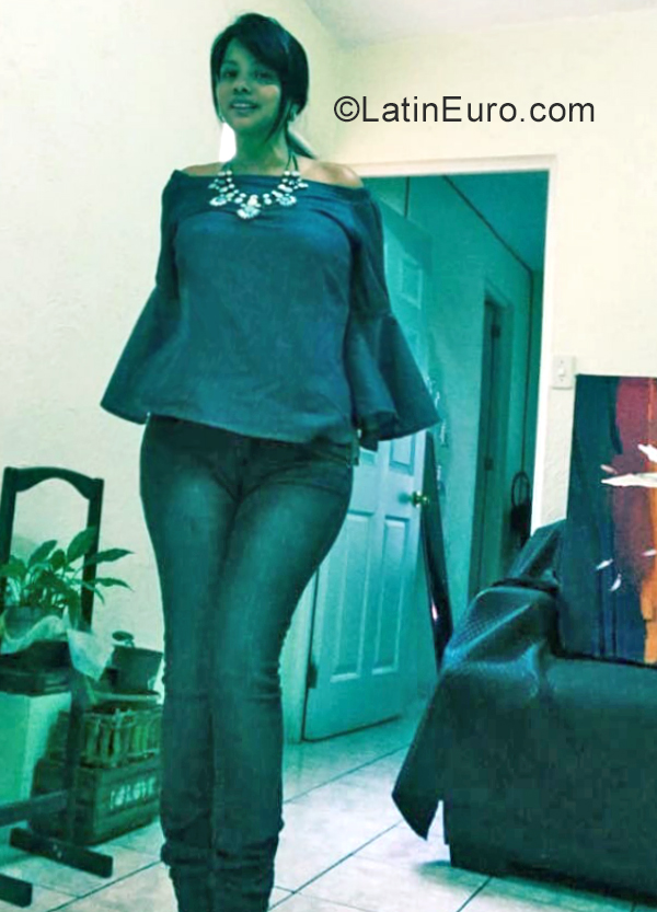 Date this lovely Guatemala girl Thyna from Guatemala City GT108
