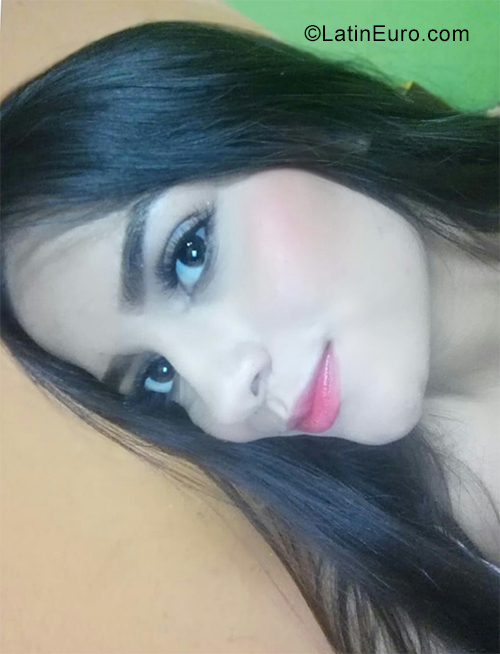 Date this georgeous Colombia girl Andrea from Ibaque CO25760