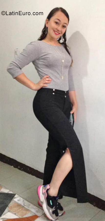 Date this hot Colombia girl Claudia from Manizales CO25772