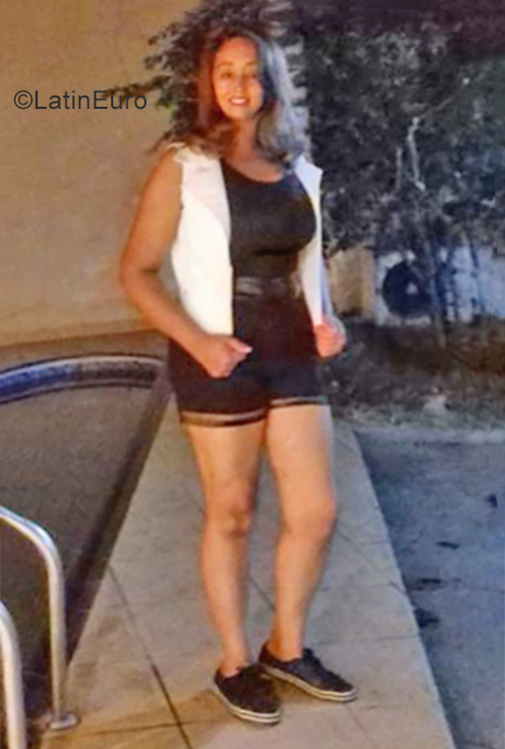 Date this attractive Brazil girl Cleo from Goiania BR10872