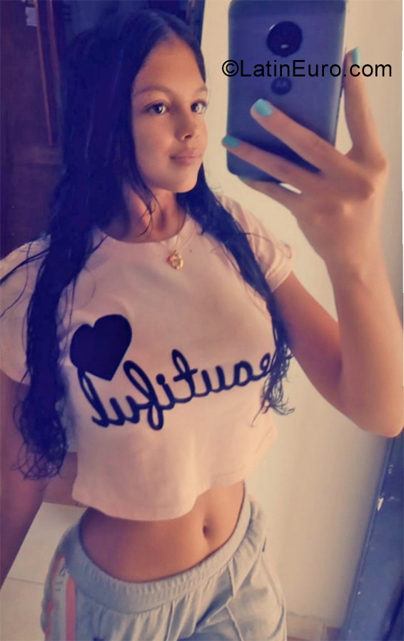 Date this good-looking Venezuela girl Daniela from Maracaibo VE2600