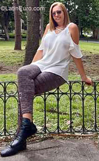 Date this pretty Argentina girl Janett from Buenos Aires AR222