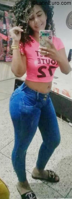 Date this attractive Venezuela girl Roxana from Valencia VE2613