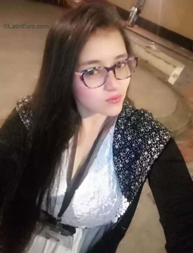 Date this young Colombia girl Linda from Bogota CO25935