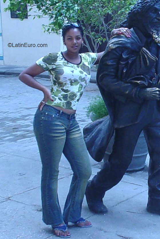 Date this funny Cuba girl Yurisia from Havana CU575