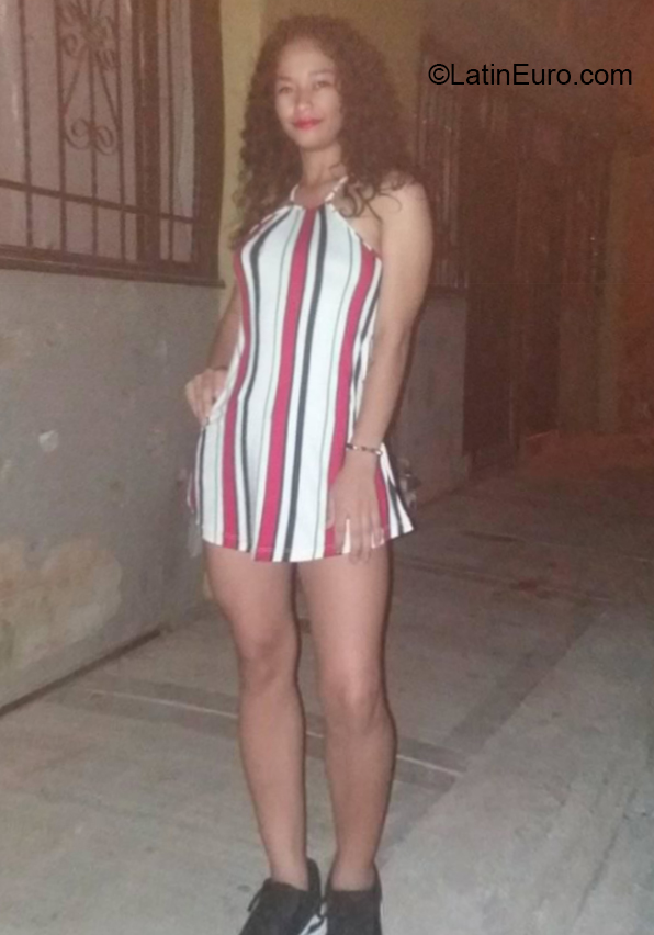 Date this gorgeous Colombia girl Yuliana from Santa Marta CO25974