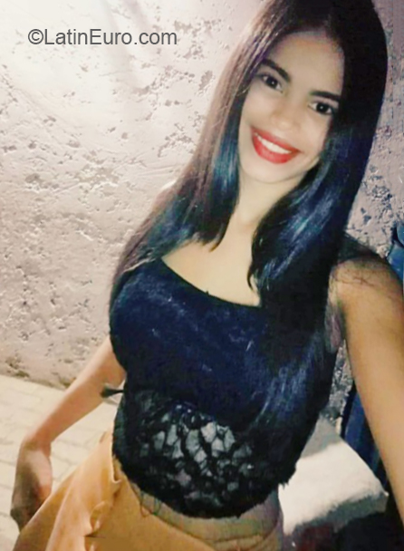 Date this foxy Venezuela girl Daniely from Margarita Island VE2679