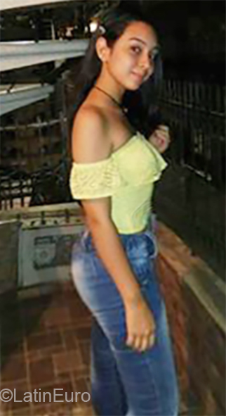 Date this sensual Colombia girl Angi from Cali CO26025