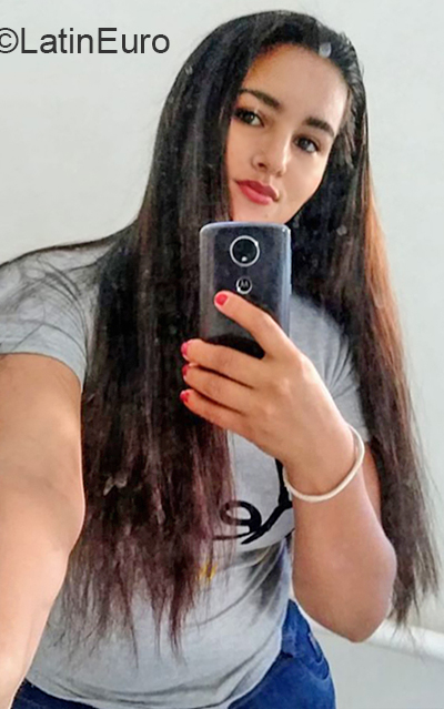 Date this lovely Colombia girl Erica from Bucaramanga CO26205