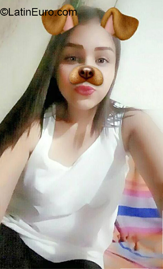 Date this nice looking Venezuela girl Daniella from Porlamar VE2865