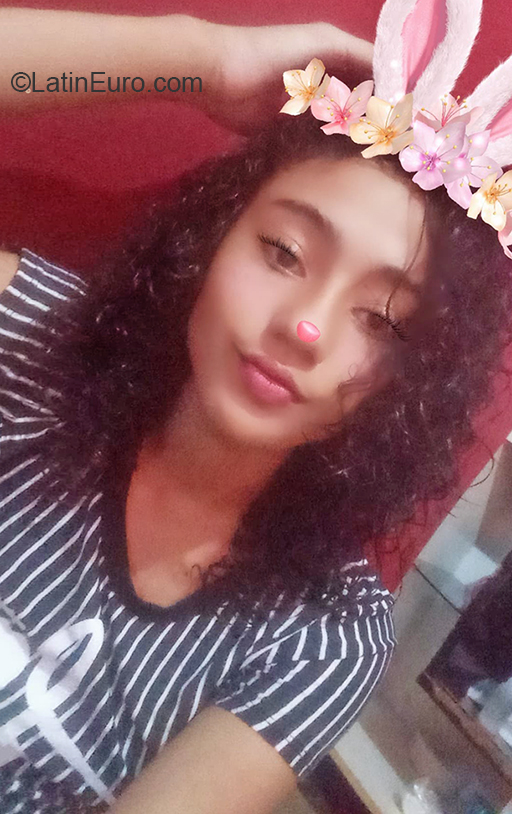 Date this sultry Brazil girl Yasmin from Sao Paulo BR11003