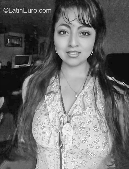 Date this pretty Ecuador girl Lorena from Quito EC403