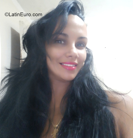 Date this attractive Cuba girl Ludmila from Havana CU642