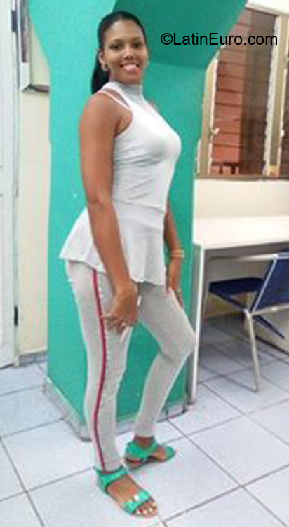 Date this attractive Cuba girl Mercedes from Santiago de Cuba CU644