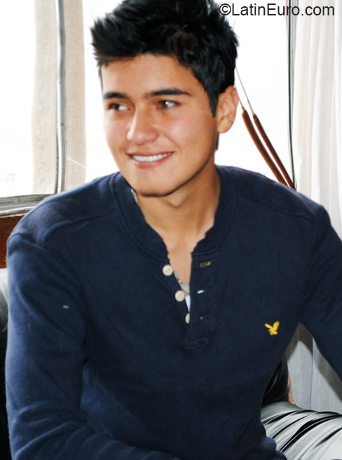 Date this young Peru man Ricardo from Lima PE1490
